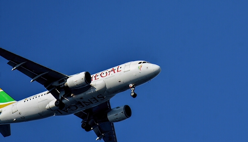 Un avion opéré par Air Sénégal arrive à l'aéroport de Marseille Provence, dans le sud de la France.