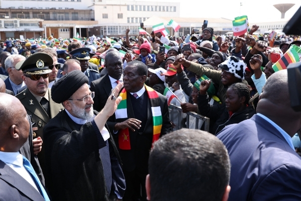 Le président iranien Ebrahim Raïssi accueilli par le président zimbabwéen Emmerson Mnangagwa, à Harare, le 13 juillet 2023.