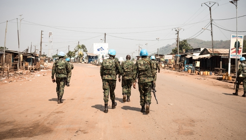 Des casques bleus de la Minusca patrouillent dans le quartier de PK12, à Bangui, le 13 janvier 2021.