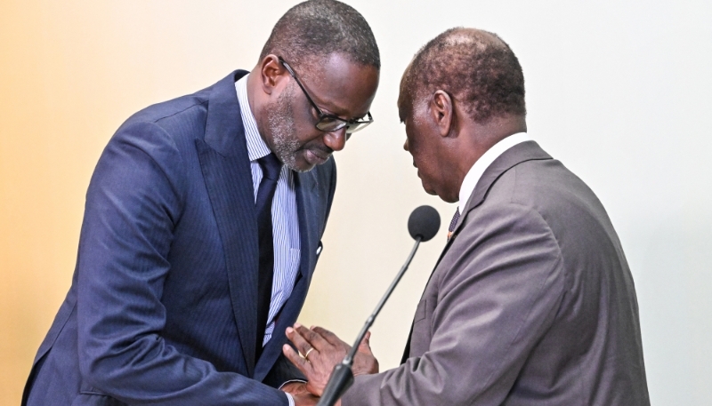 Tidjane Thiam et Alassane Ouattara après un meeting au palais présidentiel à Abidjan, le 11 mars 2024.