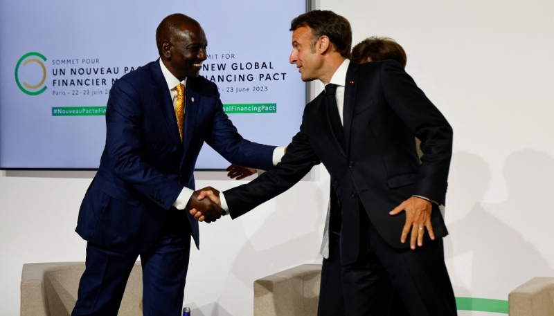 Le président kényan William Ruto et son homologue français Emmanuel Macron, à Paris, le 22 juin 2023.