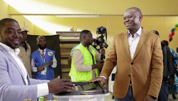 Le président gabonais, le général Brice Oligui Nguema (à droite), après avoir voté lors du référendum constitutionnel à Libreville, le 16 novembre 2024. 