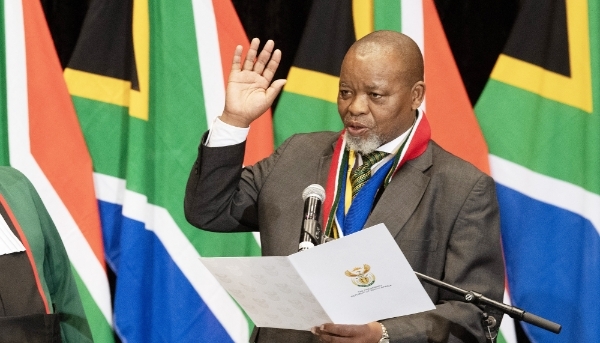 Gwede Mantashe prête serment comme ministre des ressources minières, lors d'une session du Parlement, le 3 juillet 2024 au Cap.