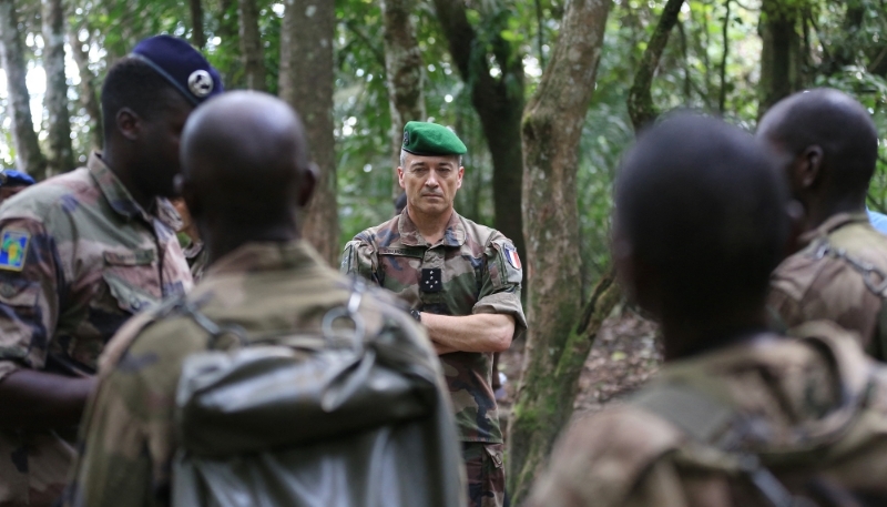 Le général français Thierry Burkhard, lors d'un entraînement dans la forêt de l'Arboretum de Raponda Walker, au Gabon, le 15 avril 2022.