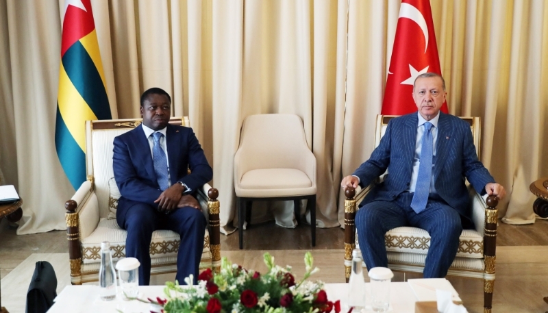 Le président turc, Recep Tayyip Erdogan, est reçu par le président togolais, Faure Gnassingbé, au palais présidentiel de Lomé, le 19 octobre 2021.