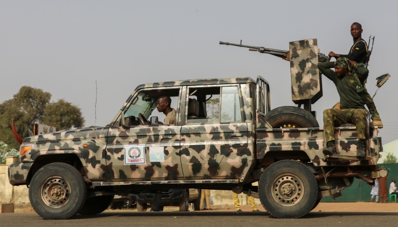 Des forces de sécurité patrouillent dans Jangebe, dans l'État de Zamfara, le 3 mars 2021.