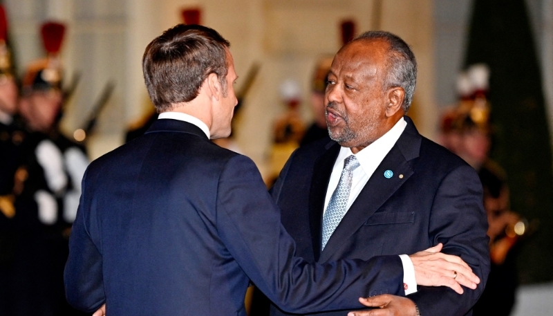 Emmanuel Macron accueuille le président djiboutien Ismaïl Omar Guelleh à l'Élysée à Paris, le 11 novembre 2019.