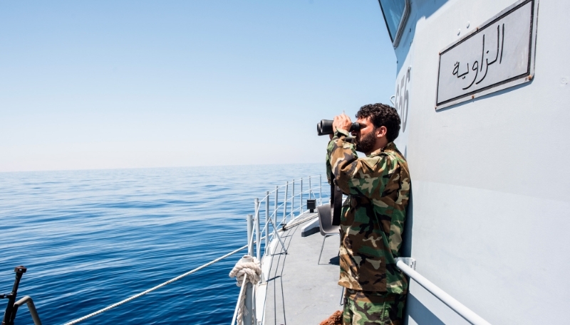 Un garde-côte libyen patrouille en mer entre Sabratha et Zawiya, le 28 juillet 2017.