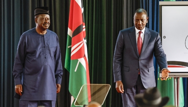 William Ruto (à droite) et Raila Odinga (à gauche), à l'annonce de la candidature de ce dernier comme président de la Commission de l'Union africaine, à la Statehouse de Nairobi, le 27 août 2024.