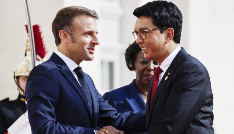 Emmanuel Macron et Andry Rajoelina au 19e sommet de la Francophonie, à Villers-Cotterêts, en France, le 24 octobre 2024.