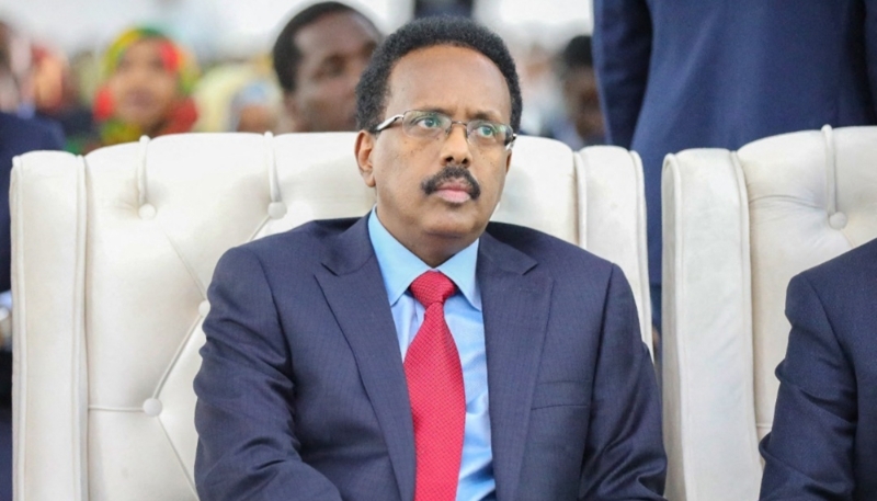 Mohamed Abdullahi Mohamed, dit 'Farmajo', lors de la cérémonie d'investiture de son successeur à la présidence de la République Hassan Sheikh Mohamoud, le 9 juin à Mogadiscio.