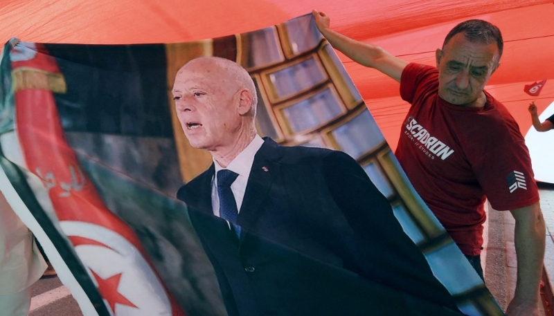 Un partisan du président tunisien Kaïs Saïed lors d'une manifestation à Tunis, le 25 juillet 2024.