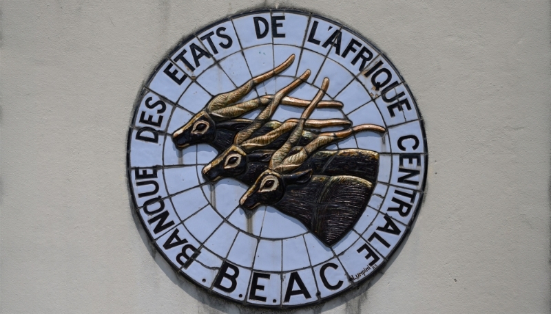 L'emblème de la Banque des États de l'Afrique centrale, à Libreville, au Gabon, en 2019.