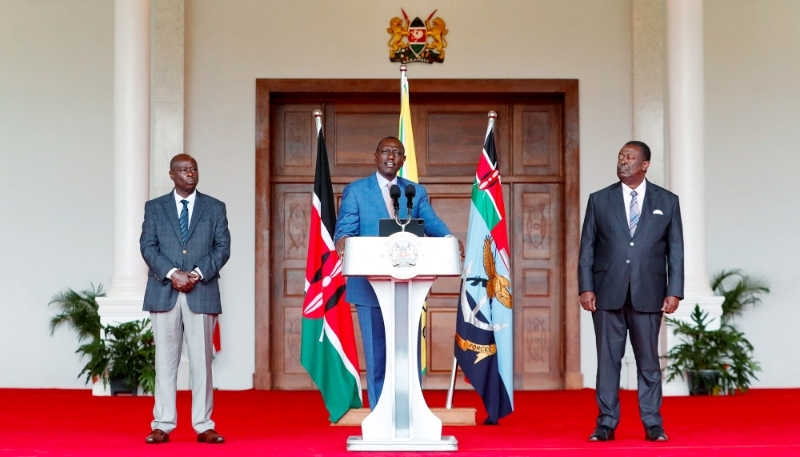 William Ruto avec le vice-président, Rigathi Gachagua (à g.), et le premier secrétaire du Cabinet, Musalia Mudavadi, à la State House, à Nairobi, le 19 juillet 2024.