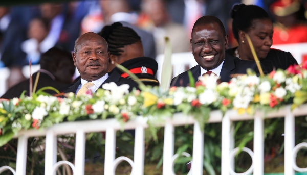 Le président ougandais Yoweri Museveni (à g.) et son homologue kényan William Ruto (à dr.) à Nairobi, au Kenya, le 12 décembre 2014. 