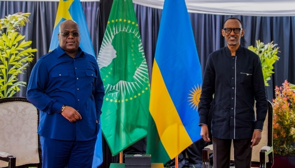 Le président congolais Félix Tshisekedi (à g.) et son homologue rwandais Paul Kagame (à dr.) à Rubavu, au Rwanda, le 25 juin 2021.