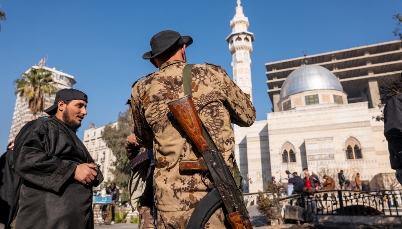 Des membres du groupe Hayat Tahrir al-Cham (HTC) sur une place de Damas, en Syrie, le 19 janvier 2025.