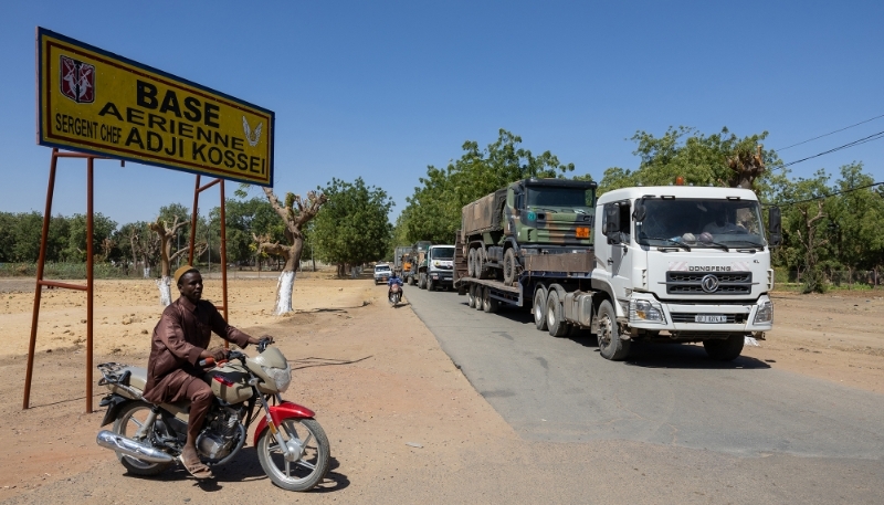 Des camions transportent des véhicules de l'armée française quittant l'ancienne base militaire de Fort-Lamy à N'Djamena, au Tchad, le 29 janvier 2025.