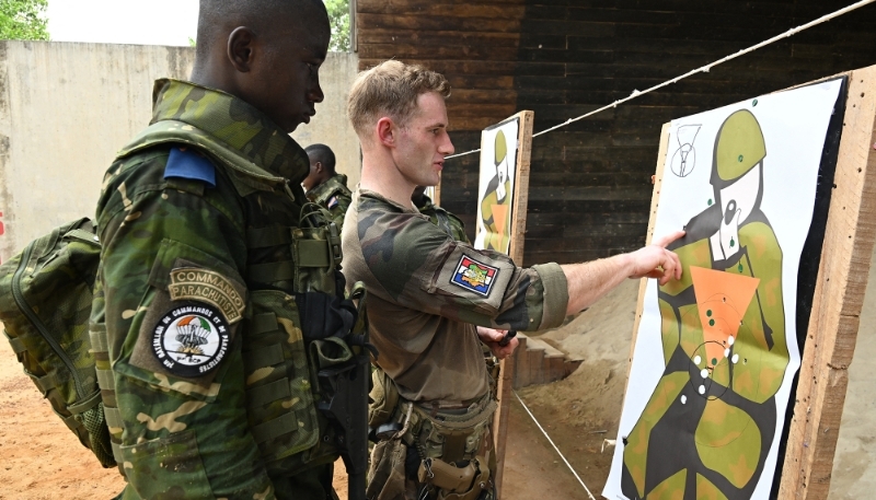 Des soldats ivoiriens et français s'entraînent sur la base militaire de Port-Bouët, à Abidjan, le 11 février 2025.