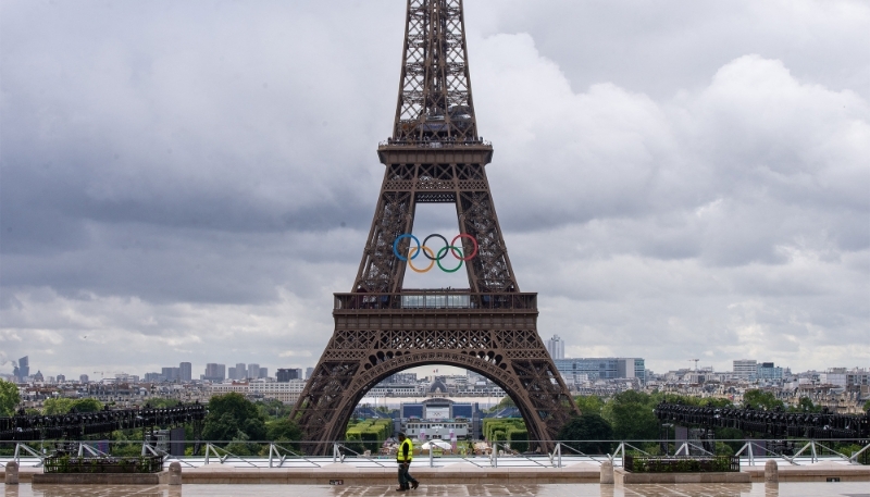 Les anneaux olympiques sur la Tour Eiffel, à Paris, le 16 juillet 2024.