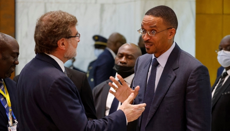 Franck Biya parle avec un journaliste lors de la visite d'Emmanuel Macron à Yaoundé, le 26 juillet 2022.