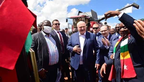 Le président biélorusse Alexandre Loukachenko et son homologue zimbabwéen Emmerson Mnangagwa lors d'une cérémonie de remise de machines agricoles biélorusses à Harare, le 31 janvier 2023.