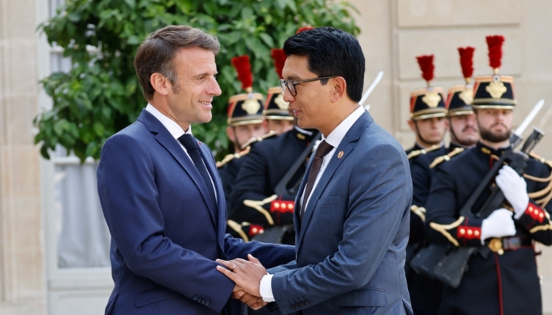 Le président français, Emmanuel Macron, et son homologue malgache, Andry Rajoelina, en juin 2023, à Paris.