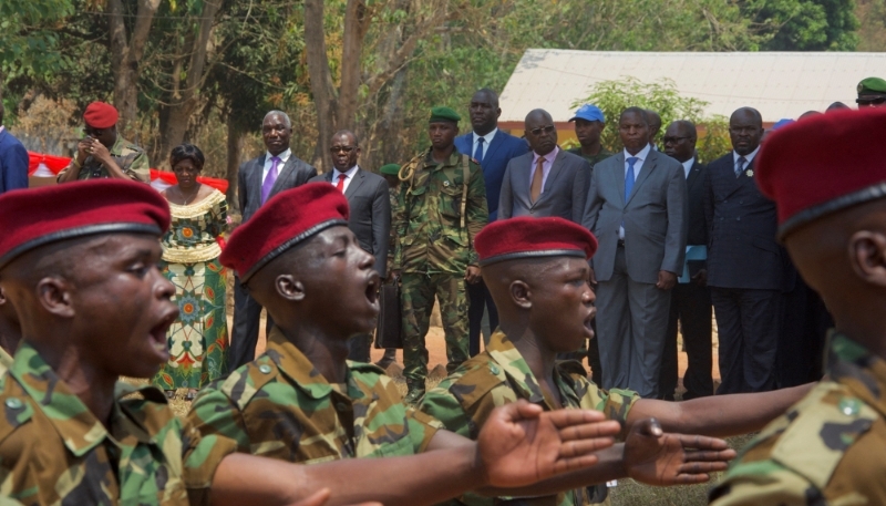 Le président centrafricain, Faustin-Archange Touadéra, assiste à l'intégration d'anciens rebelles à l'armée régulière, à Bangui, le 5 février 2018.