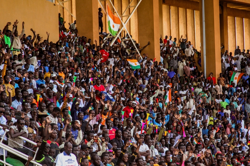 Des partisans des putschistes nigériens, dans un stade de Niamey, le 6 août 2023