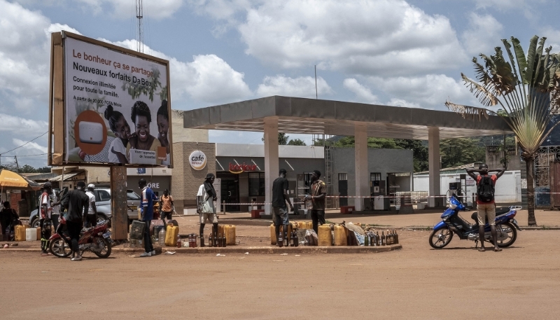 Des vendeurs de carburant devant une station-service vide à Bangui, le 16 octobre 2022.