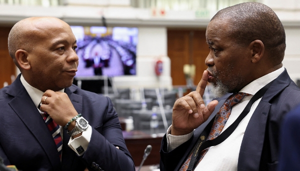 Le ministre de l'électricité, Kgosientsho Ramokgopa, et le ministre des ressources minières et de l'énergie, Gwede Mantashe, au Parlement sud-africain, en mai 2023.