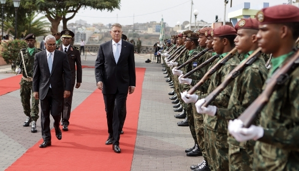 Le président roumain Klaus Iohannis (au centre), en compagnie de son homologue capverdien José Maria Neves, le 20 novembre 2023.