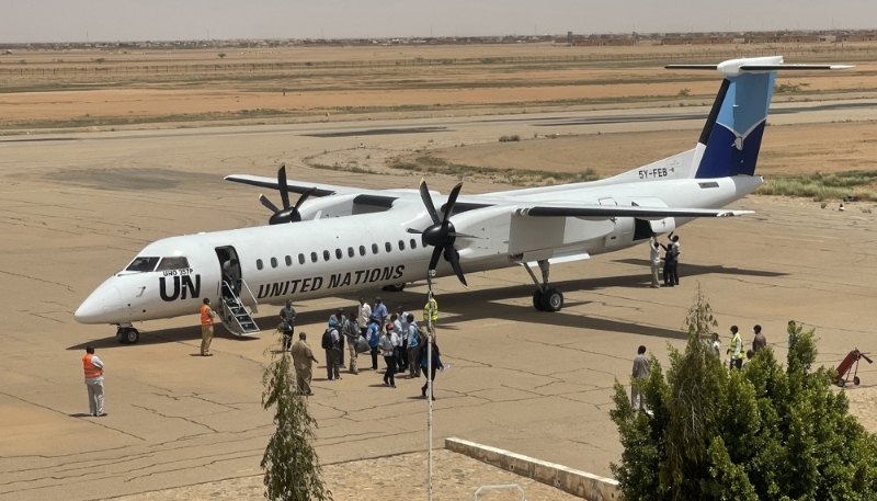 D'anciens casques bleus éthiopiens débarquent d'un avion des Nations unies au Soudan, le 15 mai 2022.