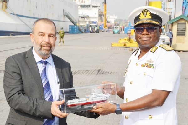 Oded Breier, vice-président d'Israel Shipyards, et le Rear Admiral Issah Yakubu lors de la remise des quatre bâtiments conçus par Penguin Shipyard, le 10 janvier 2022.