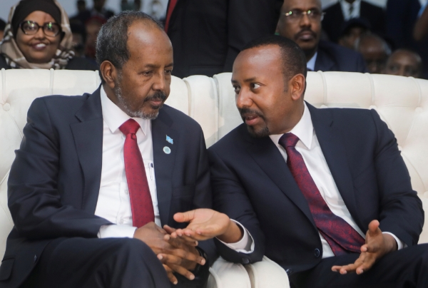 Le premier ministre éthiopien Abiy Ahmed (à droite) en compagnie du président somalien Hassan Sheikh lors de la cérémonie d'investiture de ce dernier à Mogadiscio, le 9 juin 2022.