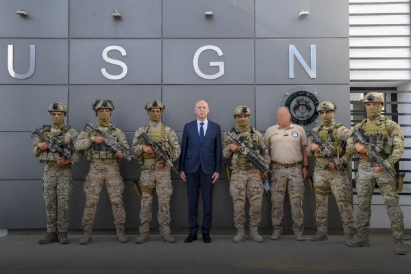 Le président tunisien Kaïs Saïed, en août 2021, avec des membres des forces spéciales de la Garde nationale, à Bir Bou Rekba (gouvernorat de Nabeul).