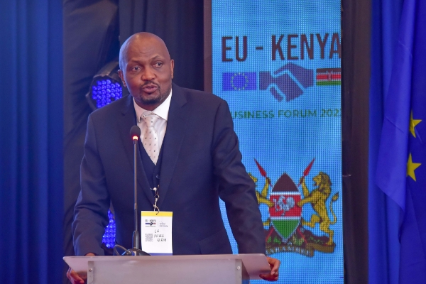 Le ministre kenyan du commerce, des investissements et de l'industrie, Moses Kuria, lors de l'ouverture du premier forum d'affaires Union européenne-Kenya, le 21 février 2023.