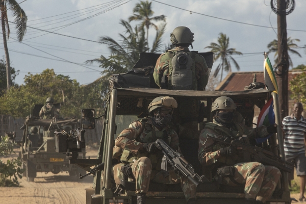 Un convoi militaire des Forces de défense nationale sud-africaines, dans le district de Maringanha à Pemba, en 2021.