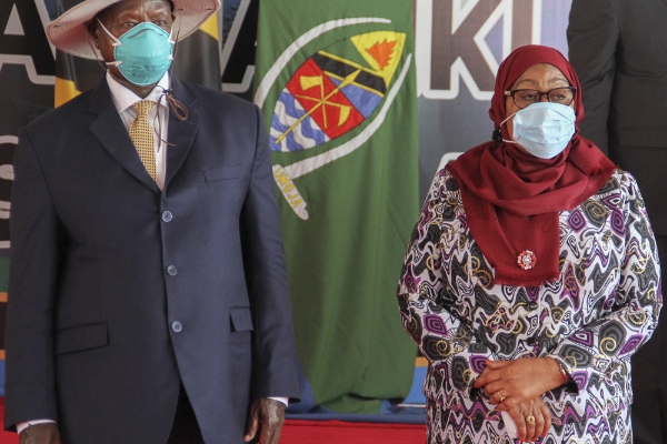 La présidente tanzanienne Samia Suhulu Hassan (à droite) et son homologue ougandais Yoweri Museveni, le 20 mai 2021.