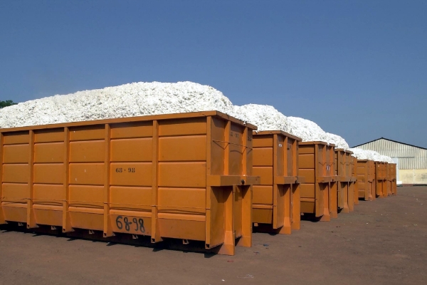 Conteneurs de coton au Senegal.